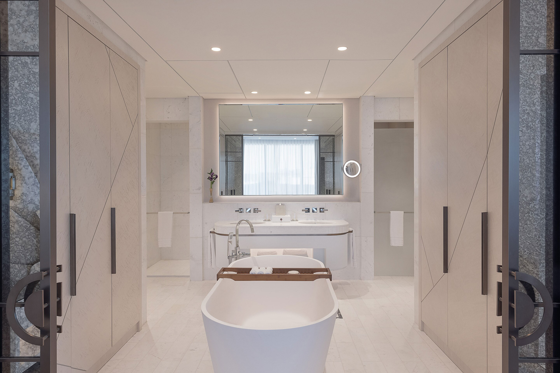 The St. Regis Dubai The Palm Jumeirah Hotel – Dubai, UAE – Metropolitan Suite Bathroom Tub
