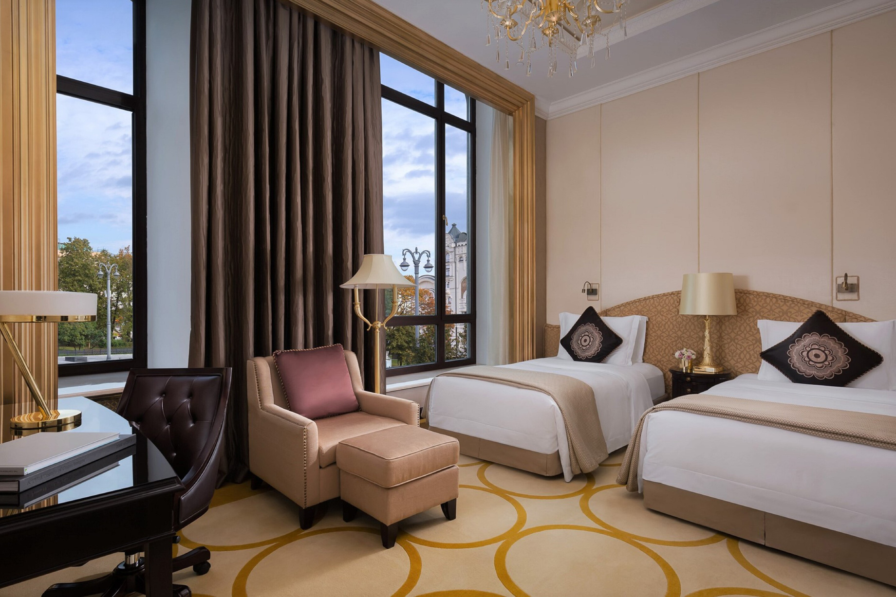 The St. Regis Moscow Nikolskaya Hotel - Moscow, Russia - Deluxe Twin Room Beds