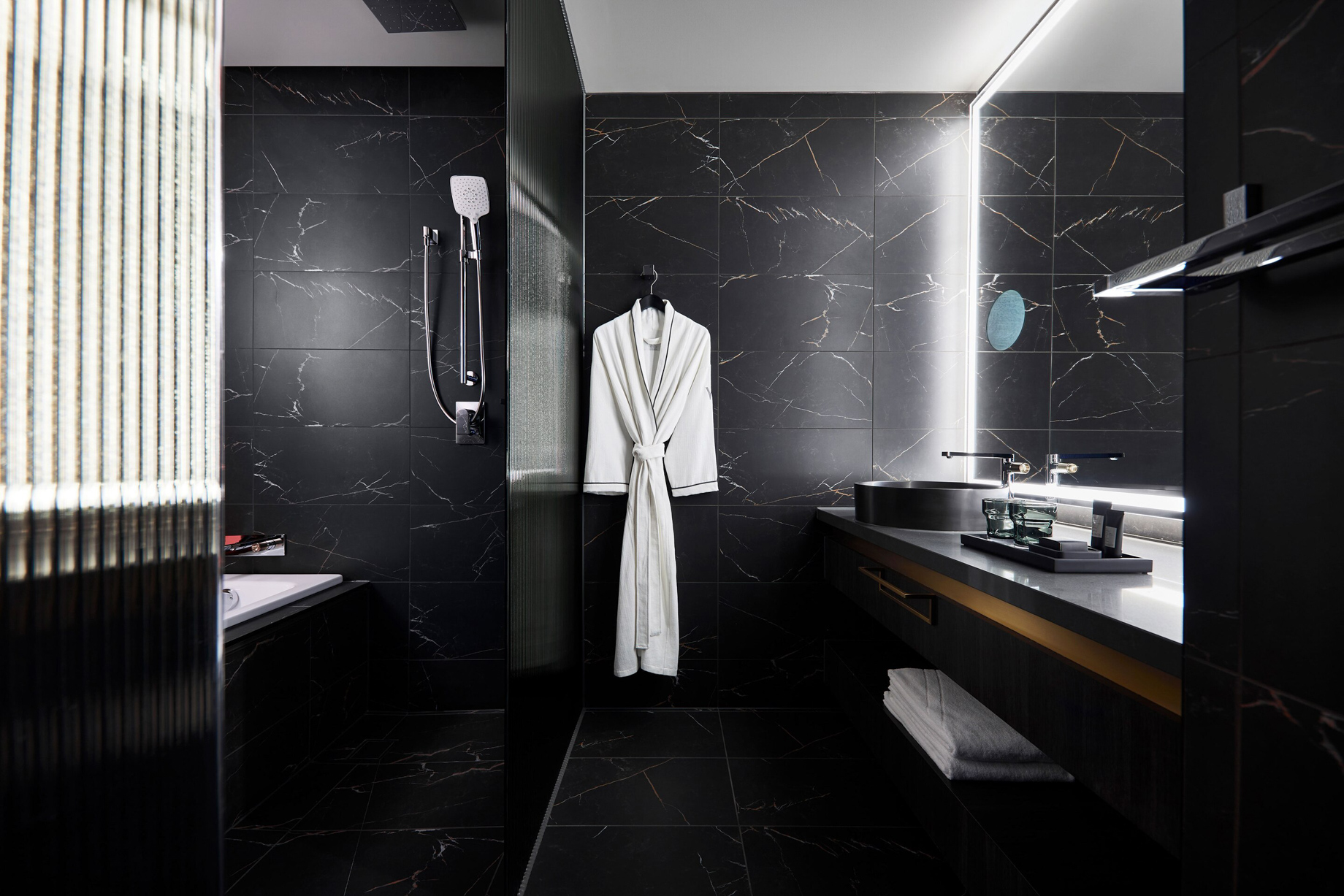W Melbourne Hotel – Melbourne, Australia – Cozy King Room Bathroom