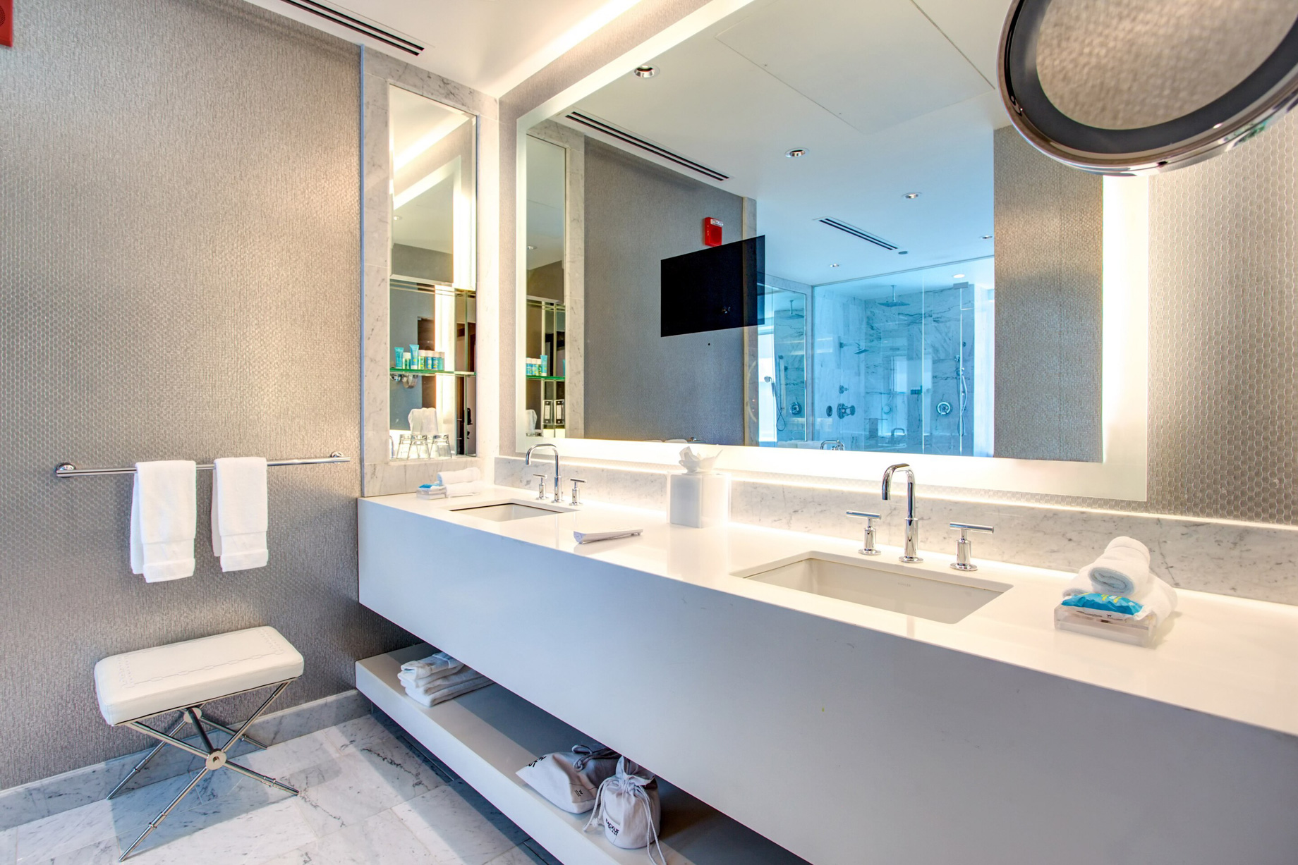 W Chicago City Center Hotel – Chicago, IL, USA – E WOW Suite Bathroom Vanity
