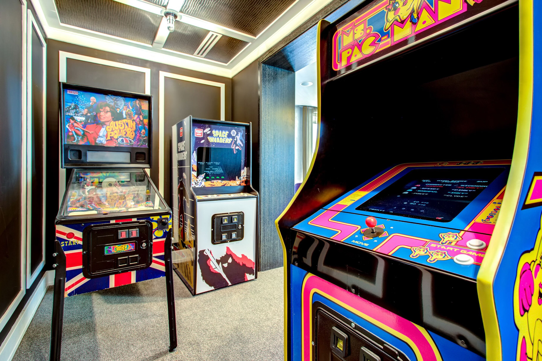 W Chicago City Center Hotel - Chicago, IL, USA - E WOW Suite Living Room Arcade