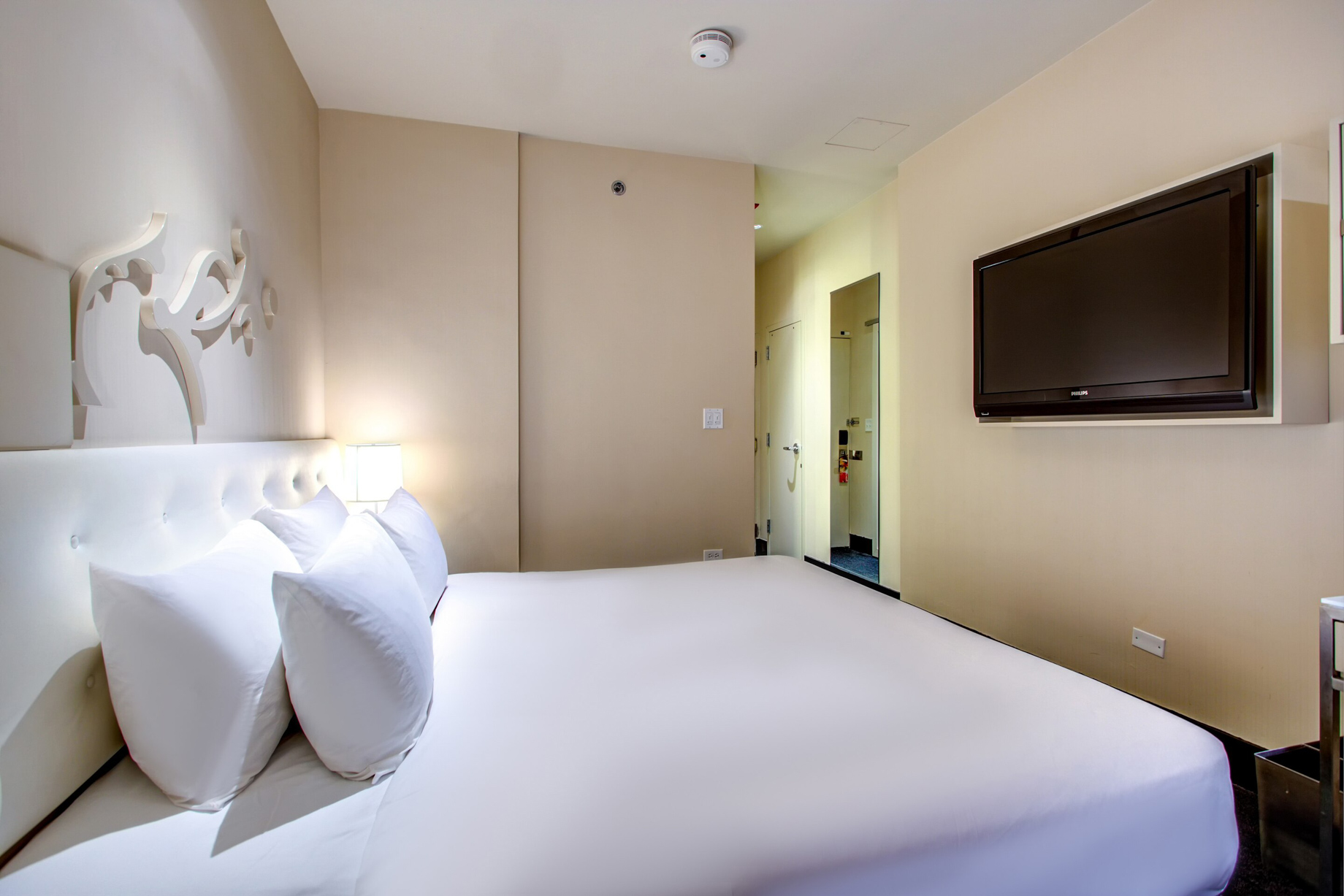 W Chicago City Center Hotel – Chicago, IL, USA – Cozy Guest Room Bed