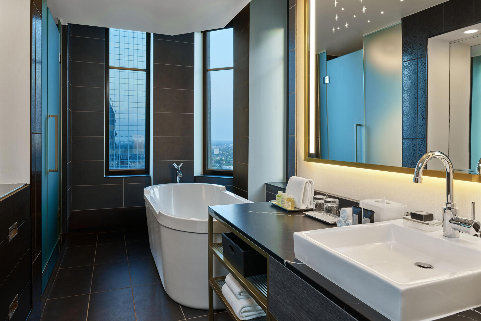 W Minneapolis The Foshay Hotel – Minneapolis, MN, USA – Extreme Wow Suite Master Bathroom
