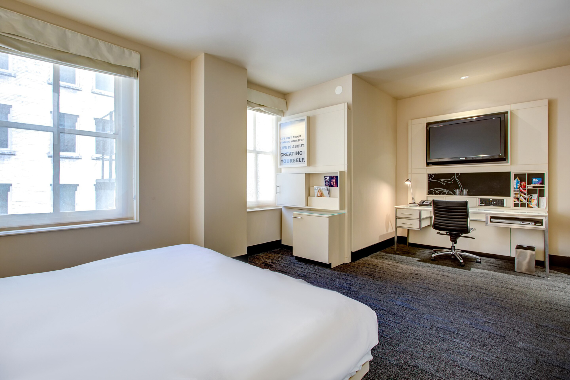 W Chicago City Center Hotel – Chicago, IL, USA – Fabulous Guest Room Desk