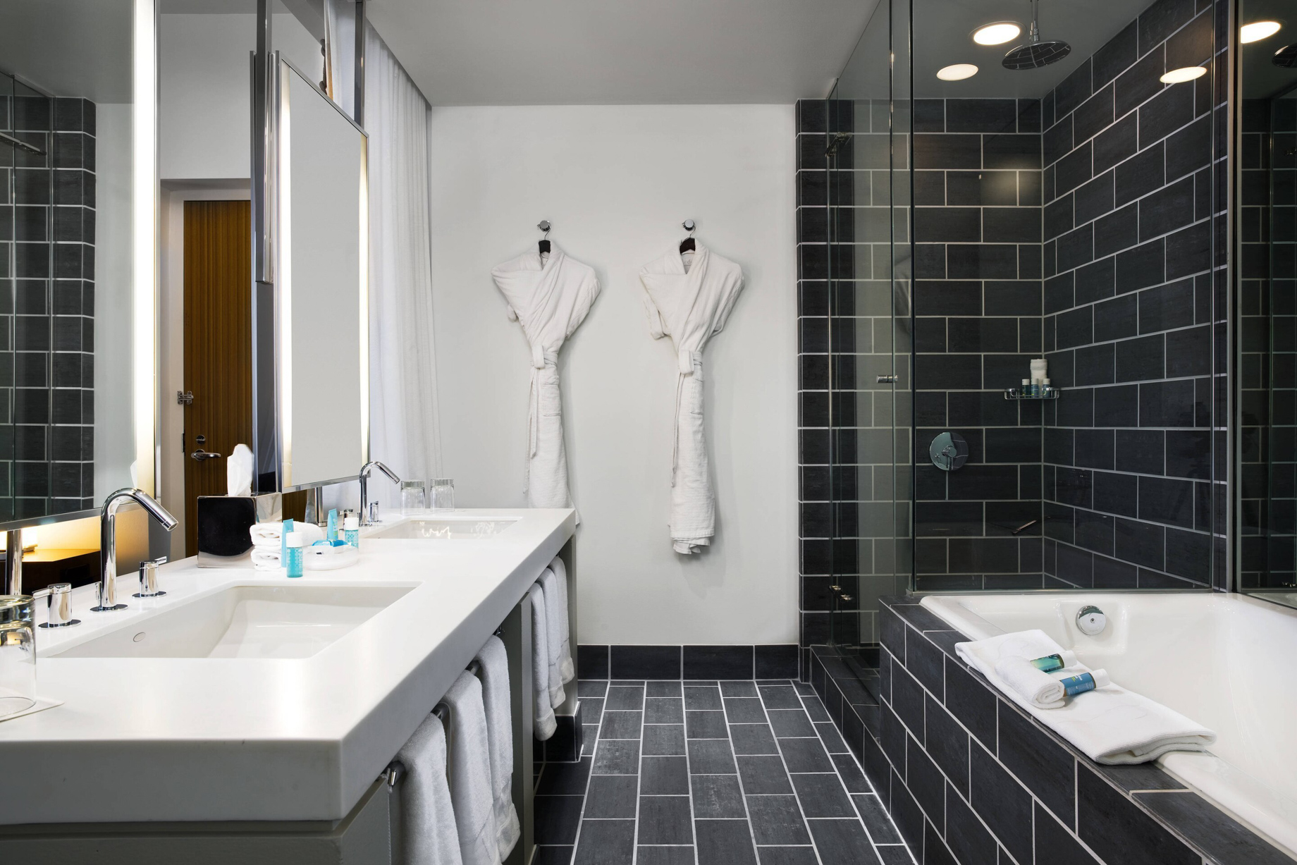 W Dallas Victory Hotel – Dallas, TX, USA – Extreme Wow King Suite Bathroom