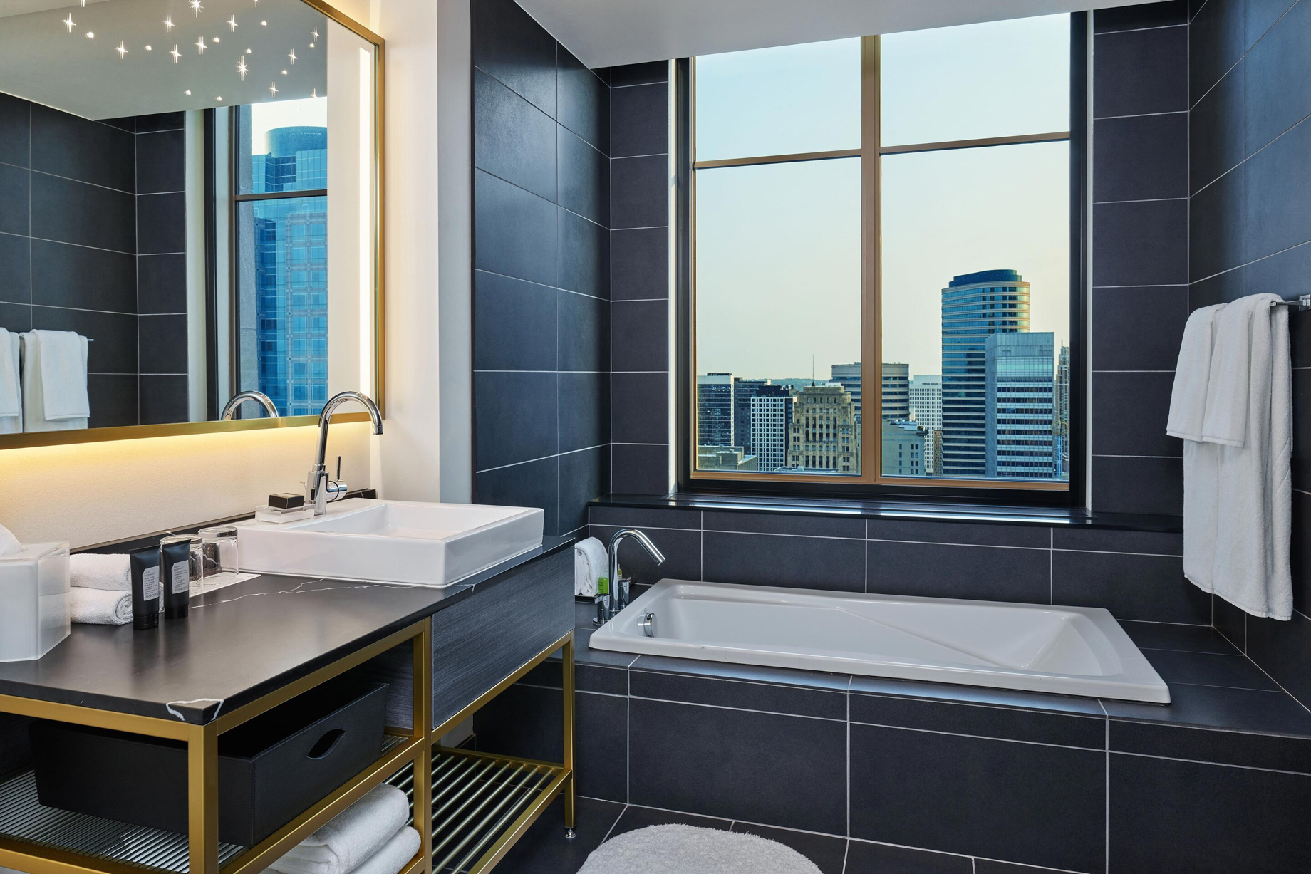 W Minneapolis The Foshay Hotel – Minneapolis, MN, USA – Marvelous Suite Bathroom
