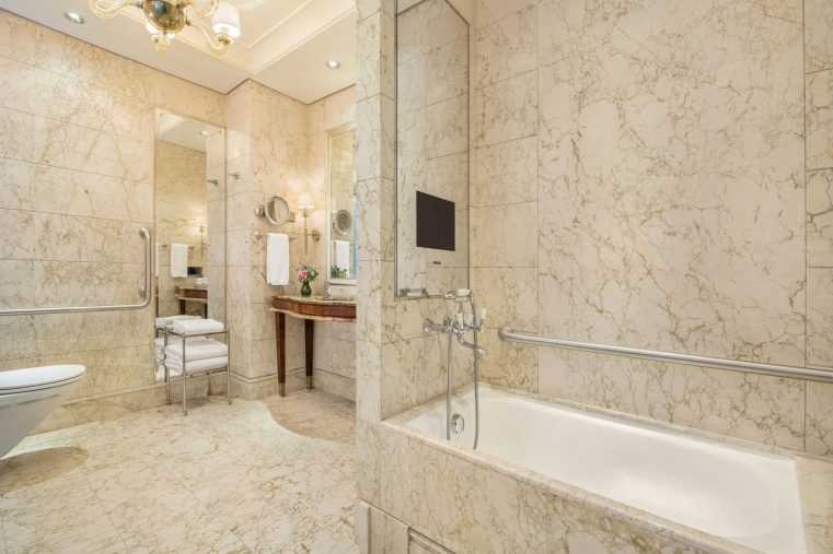 The St. Regis Singapore Hotel - Singapore - Grand Deluxe Accessible Guest Bathroom