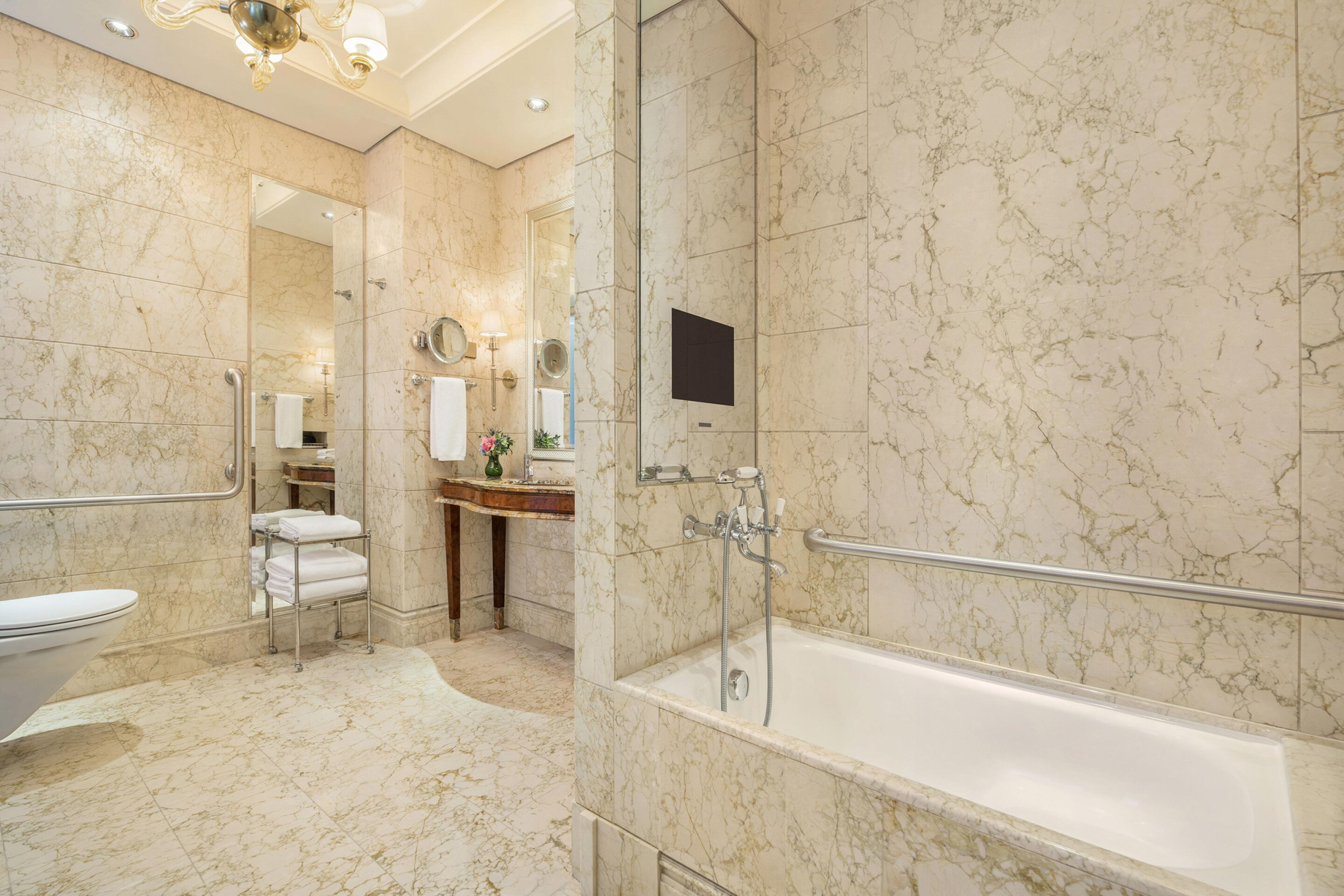 The St. Regis Singapore Hotel – Singapore – Grand Deluxe Accessible Guest Bathroom