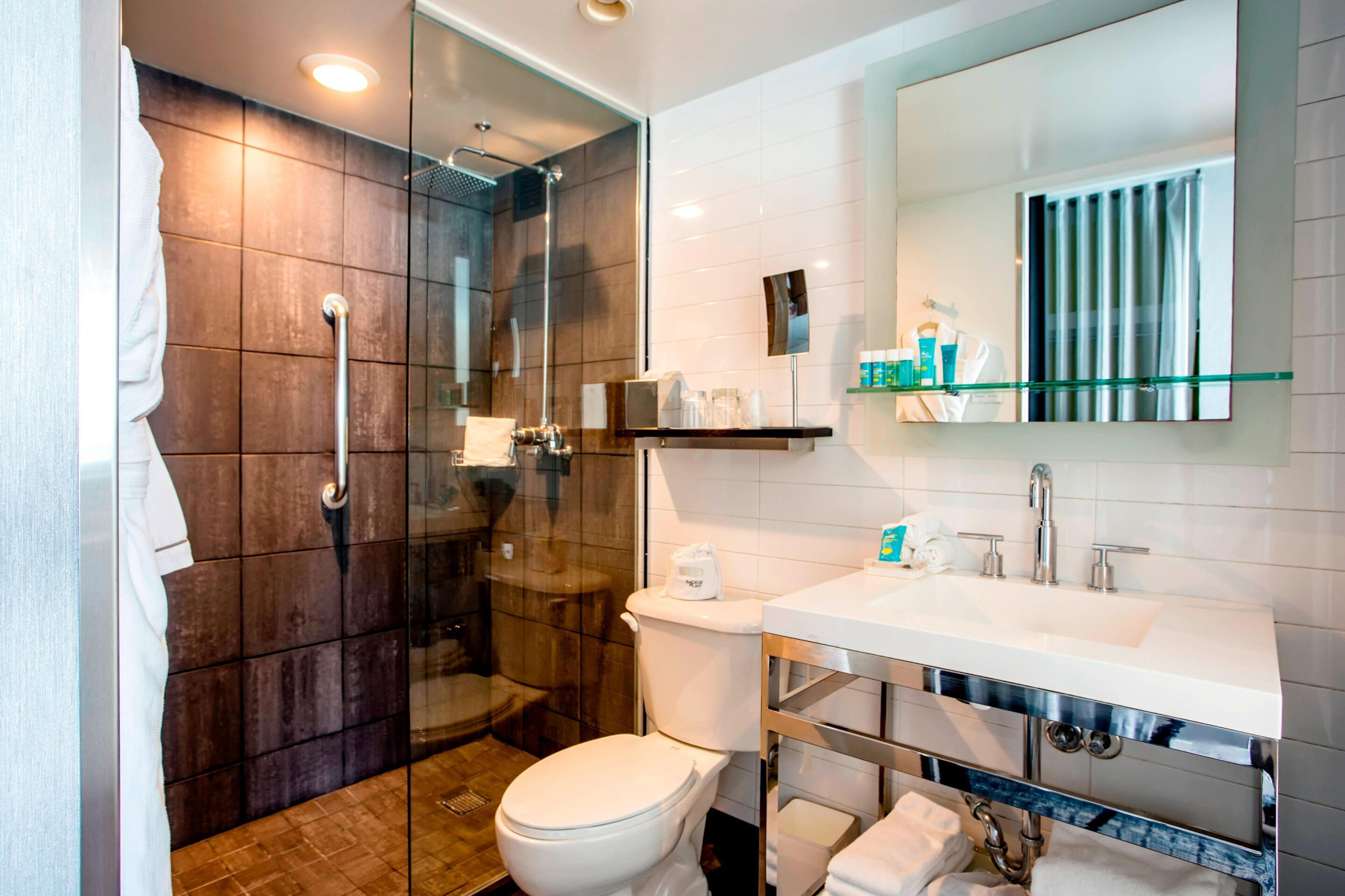 W Chicago Lakeshore Hotel – Chicago, IL, USA – Spectacular Accessible Guest Bathroom