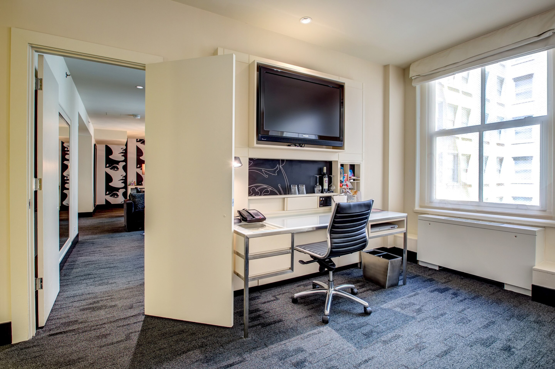W Chicago City Center Hotel – Chicago, IL, USA – Marvelous King Suite Desk