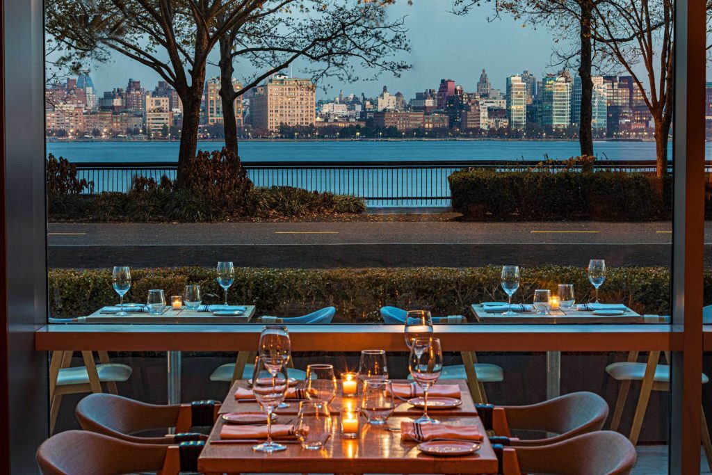 W Hoboken Hotel - Hoboken, NJ, USA - Halifax Restaurant Table Manhattan View