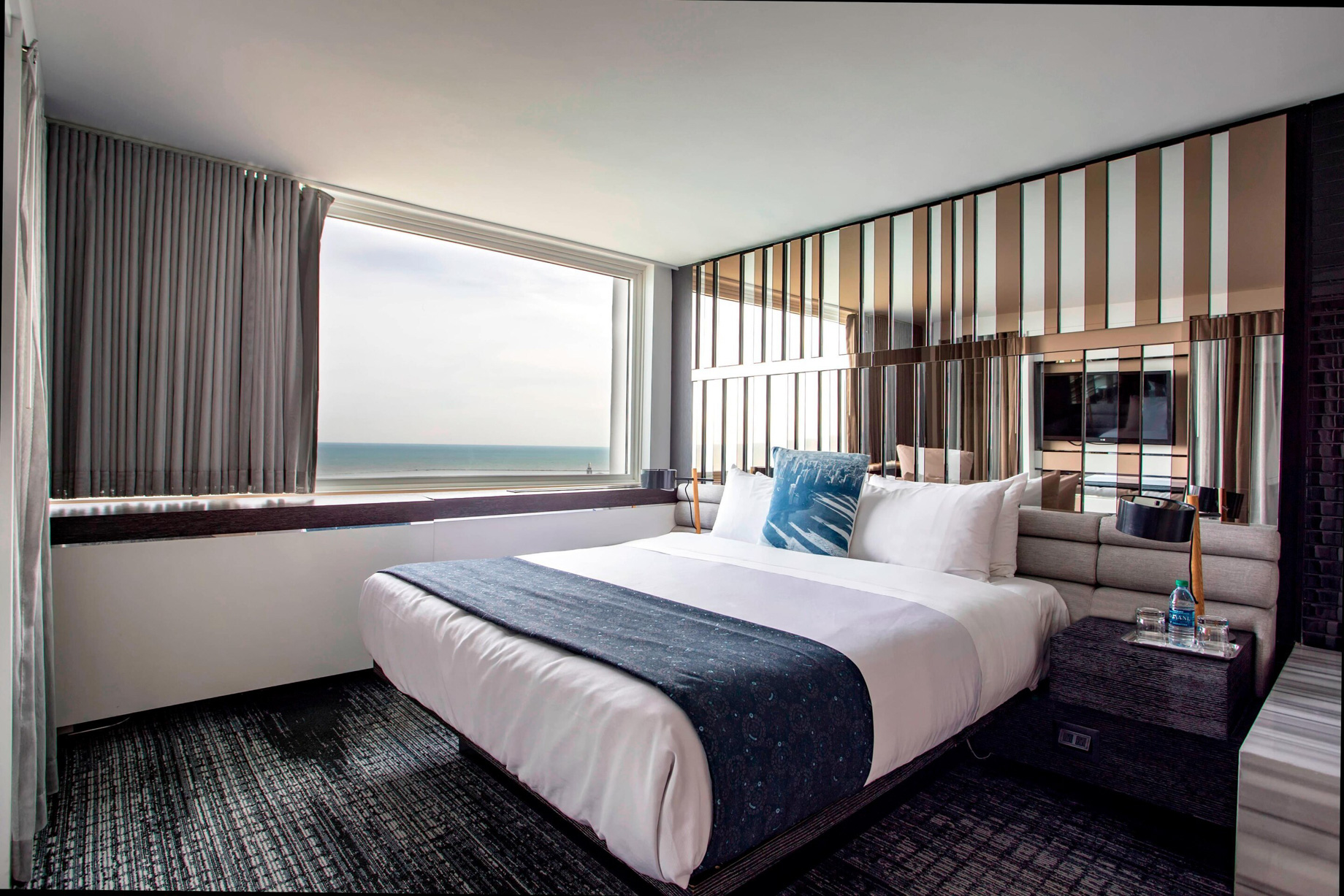W Chicago Lakeshore Hotel – Chicago, IL, USA – WOW Suite Bedroom