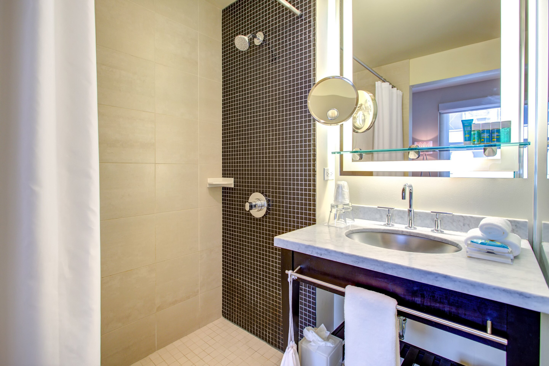 W Chicago City Center Hotel – Chicago, IL, USA – Mega Bathroom Shower