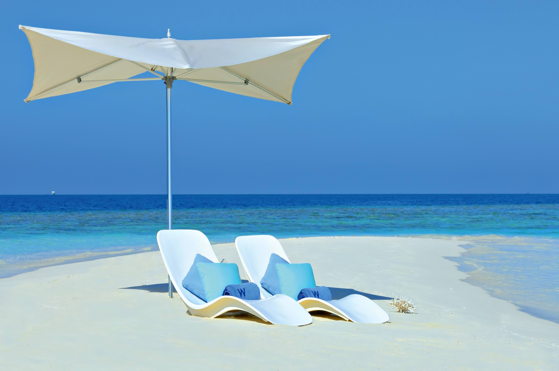 065 – W Maldives Resort – Fesdu Island, Maldives – White Sand Beach Umbrella Chairs_