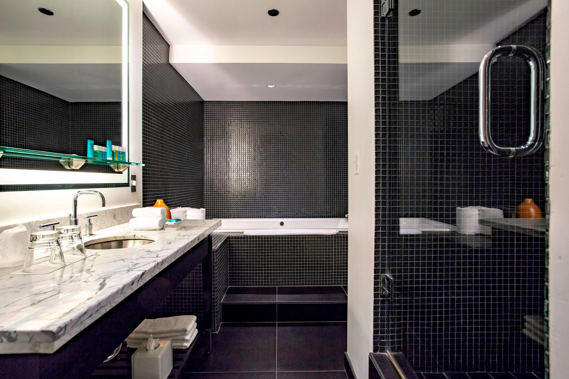 W Chicago City Center Hotel – Chicago, IL, USA – WOW Suite Bathroom Black Tile