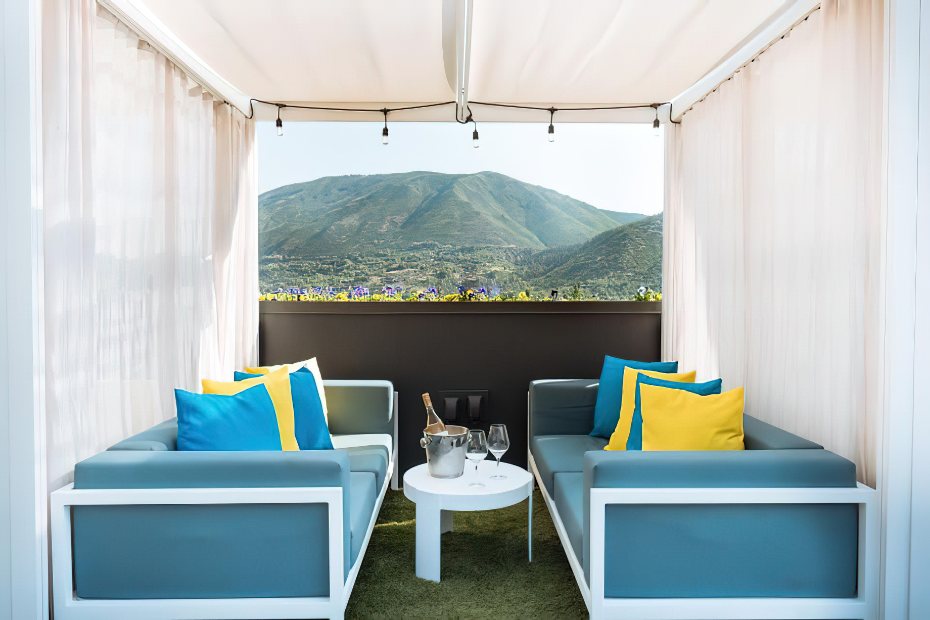 W Aspen Hotel – Aspen, CO, USA – WET Deck Daydream Lounge