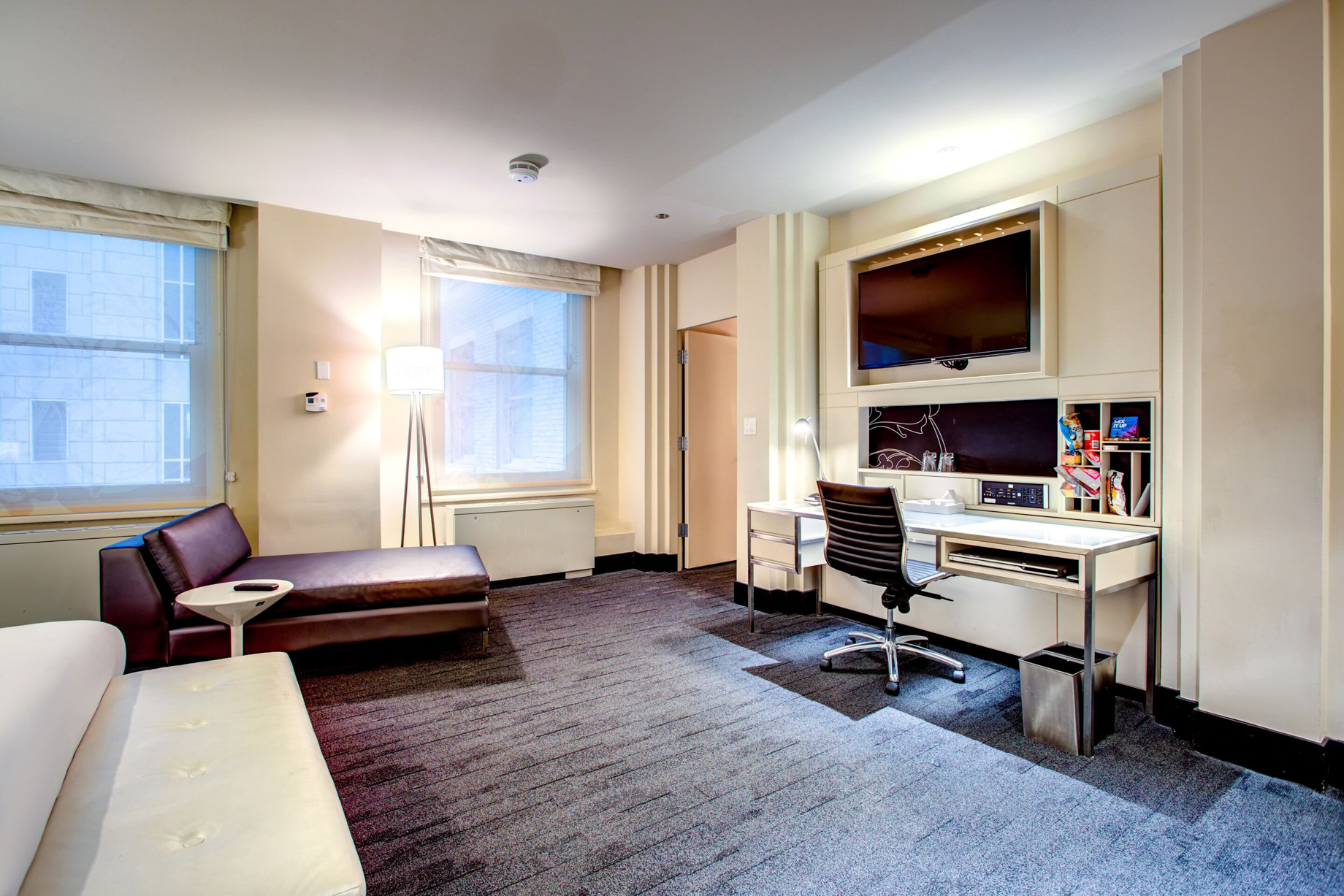 W Chicago City Center Hotel - Chicago, IL, USA - WOW Suite Desk