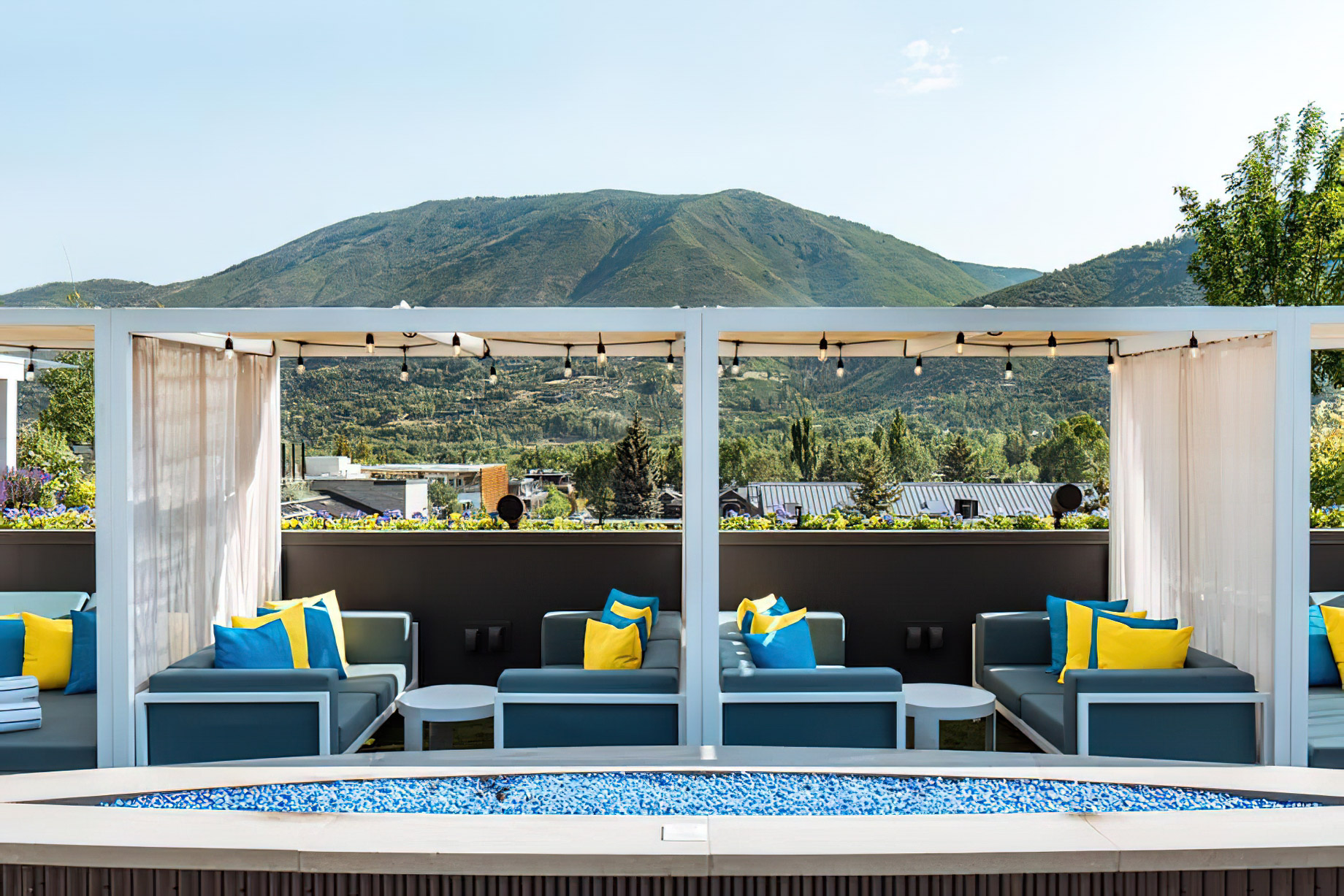 W Aspen Hotel - Aspen, CO, USA - WET Deck Daydream Lounge Mountain View