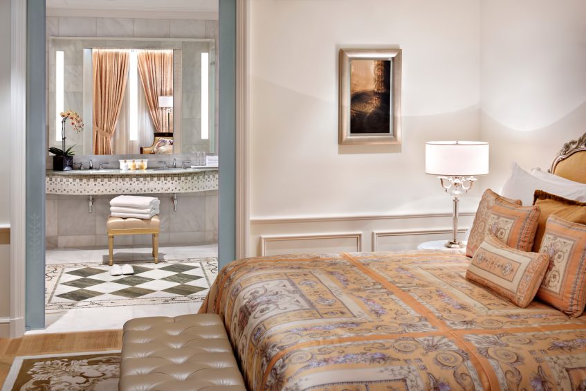 Palazzo Versace Dubai Hotel - Jaddaf Waterfront, Dubai, UAE - Permiere Versace Club Room Bedroom