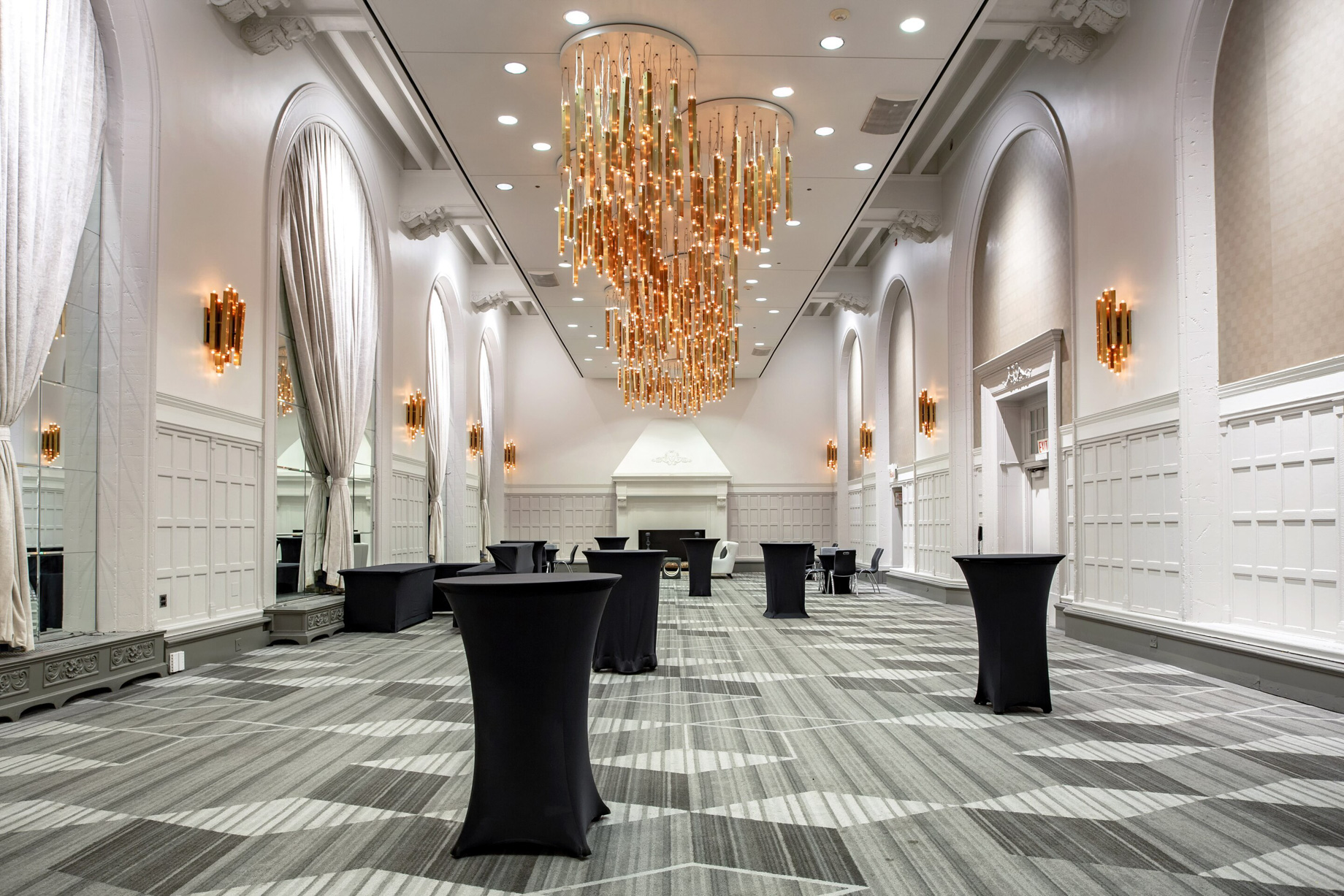 W Chicago City Center Hotel – Chicago, IL, USA – Great Room Lounge Tables