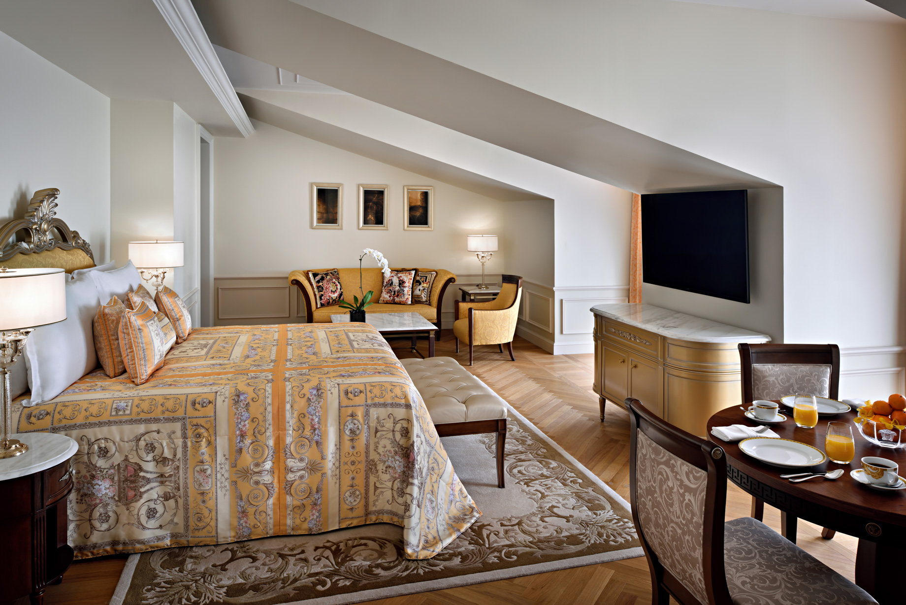 Palazzo Versace Dubai Hotel – Jaddaf Waterfront, Dubai, UAE – Permiere Versace Club Room Bedroom