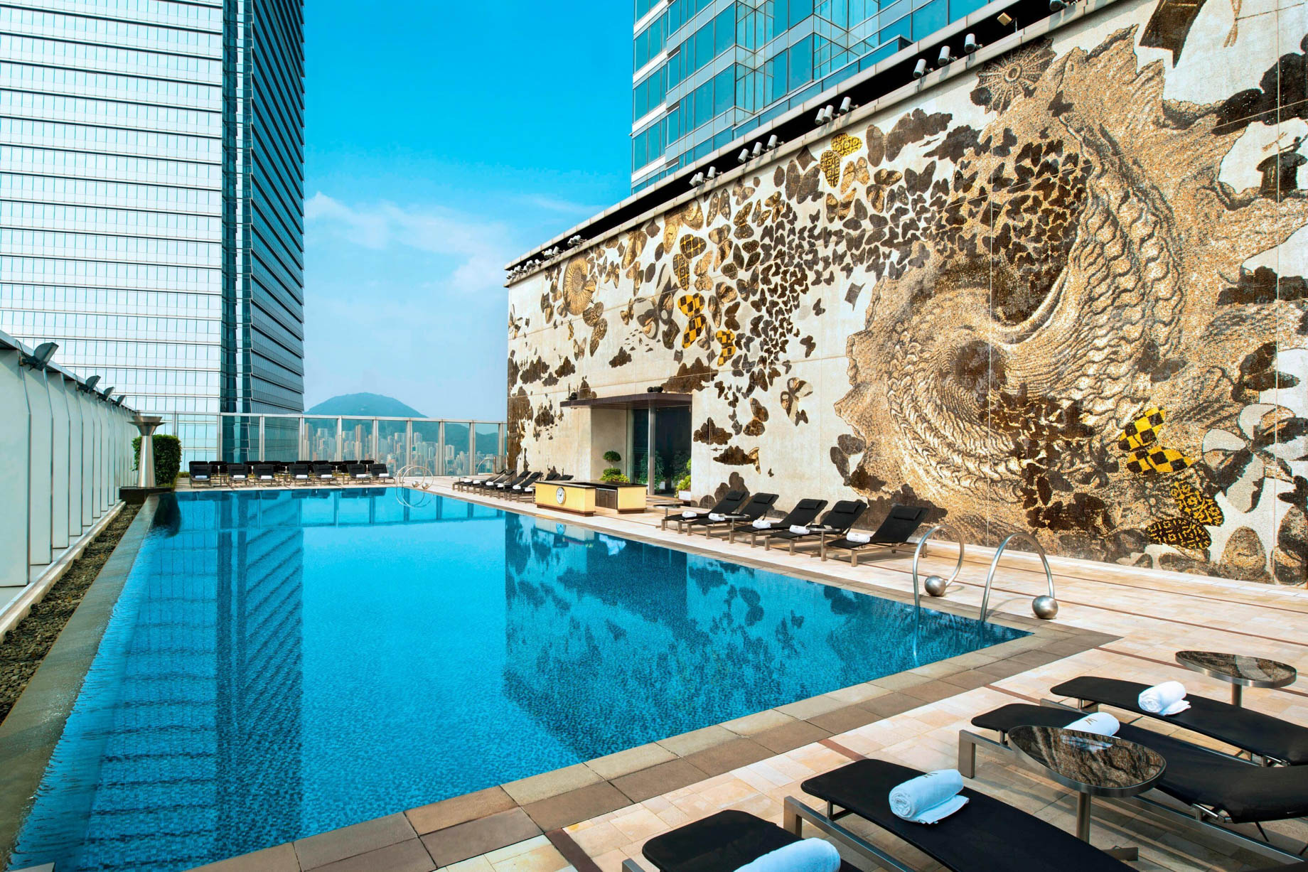W Hong Kong Hotel - Hong Kong - WET Outdoor Swimming Pool Lounge Deck