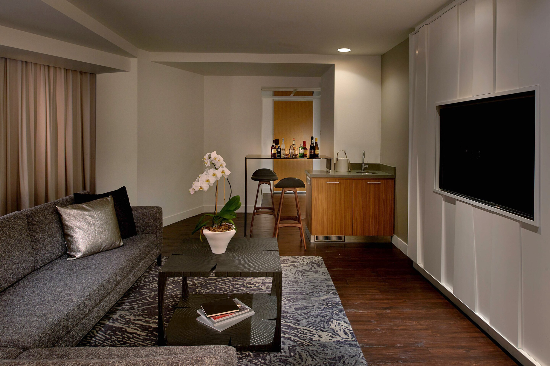 W Boston Hotel – Boston, MA, USA – WOW Suite Living Area Decor