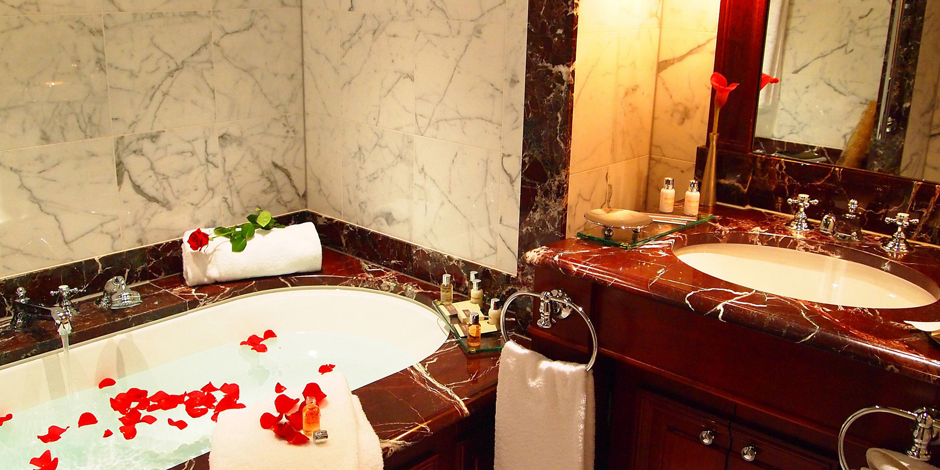 InterContinental Bordeaux Le Grand Hotel – Bordeaux, France – Executive Bathroom