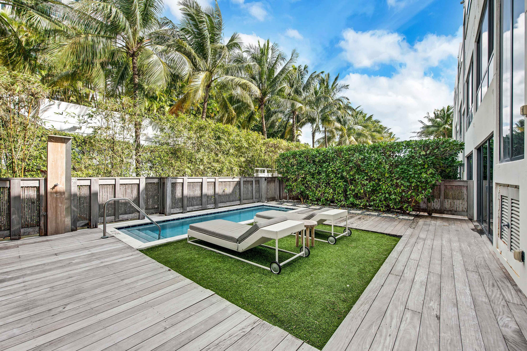 W South Beach Hotel – Miami Beach, FL, USA – Poolside Bungalow 2 Bedroom Suite Deck