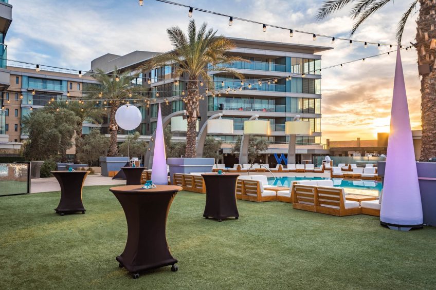 W Scottsdale Hotel - Scottsdale, AZ, USA - Sunset Lawn