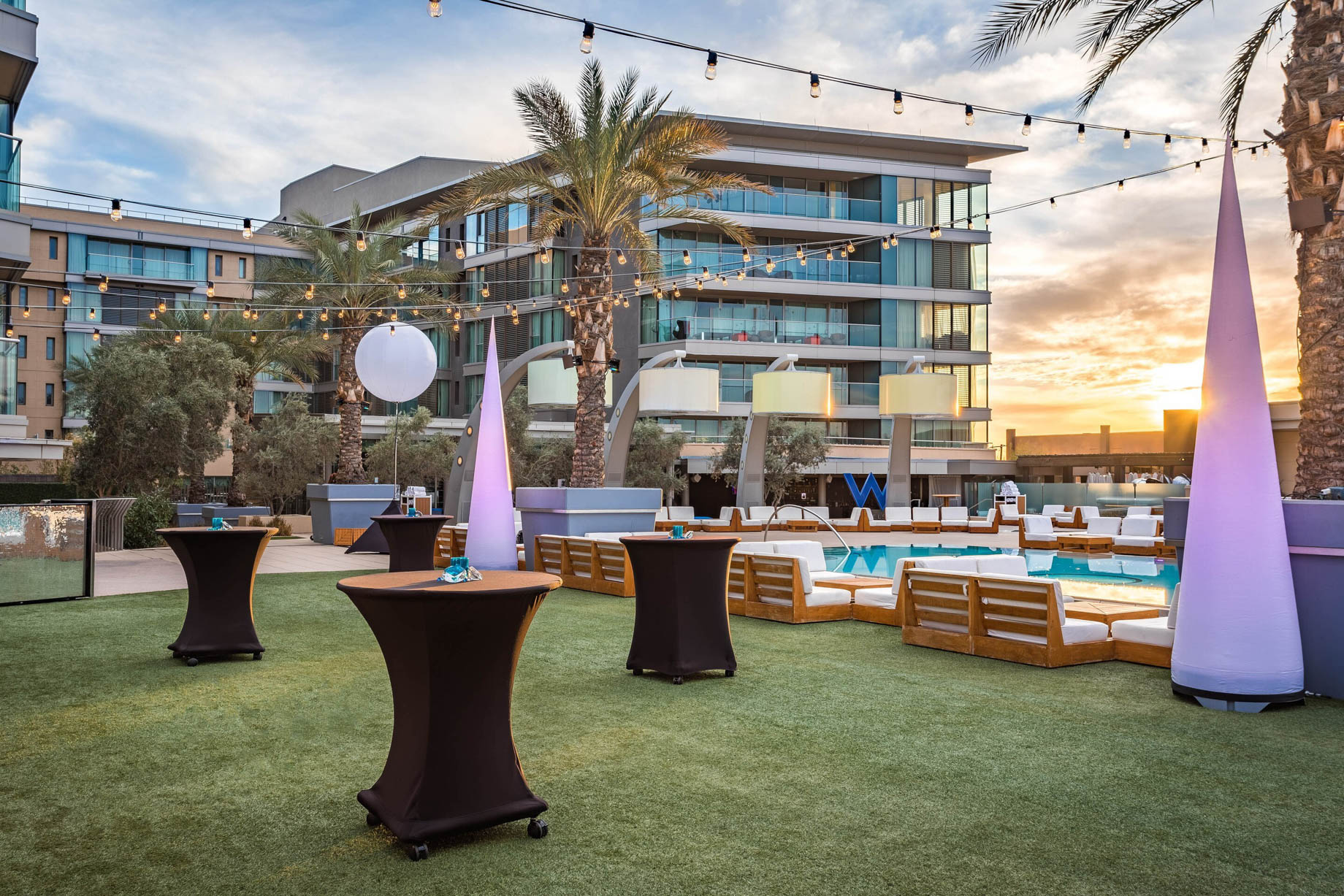W Scottsdale Hotel – Scottsdale, AZ, USA – Sunset Lawn