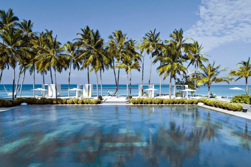 Cheval Blanc Randheli Resort - Noonu Atoll, Maldives - White Bar Beach Club Pool