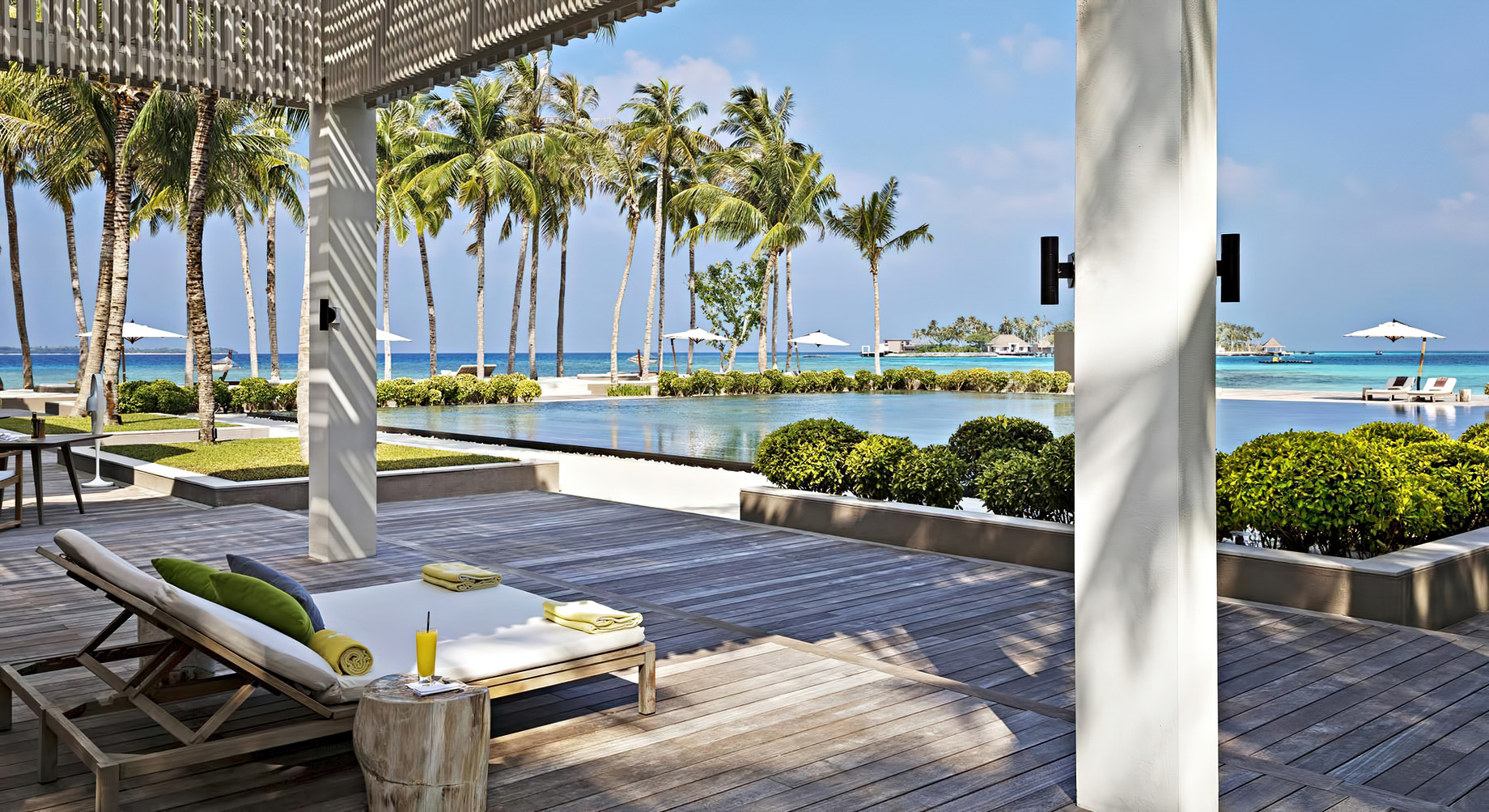 Cheval Blanc Randheli Resort - Noonu Atoll, Maldives - White Bar Beach Club Pool