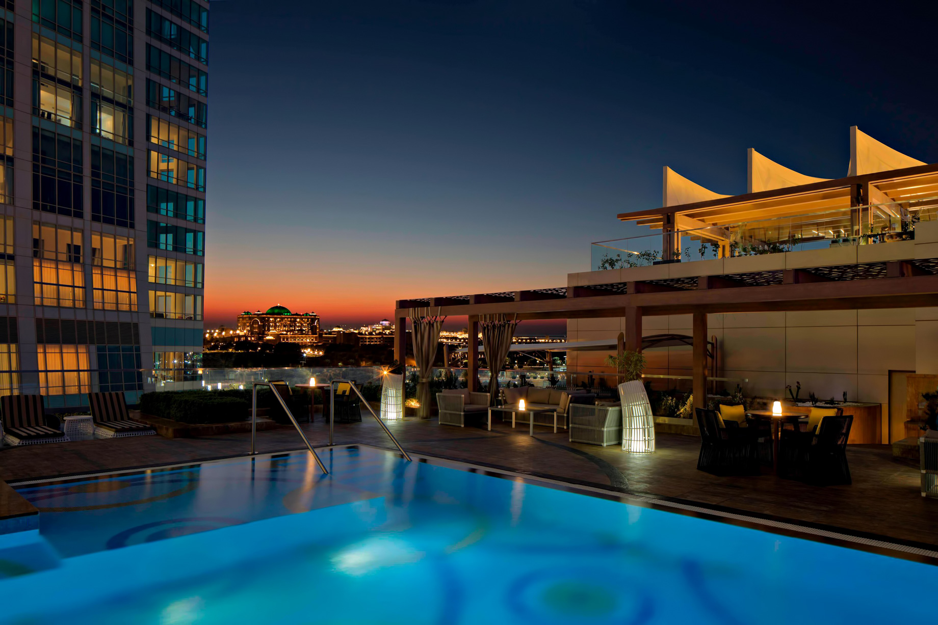 The St. Regis Abu Dhabi Hotel - Abu Dhabi, United Arab Emirates - Azura Panoramic Lounge Pool Night
