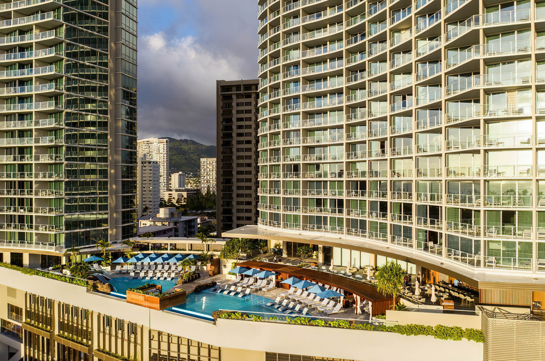The Ritz-Carlton Residences, Waikiki Beach Hotel – Waikiki, HI, USA – Infinity Pool Deck