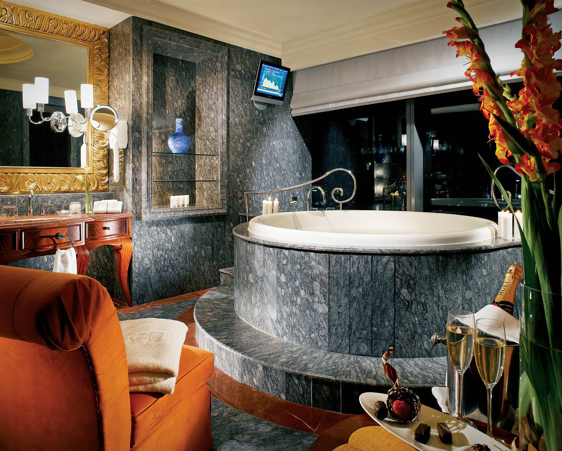 The Ritz-Carlton Jakarta, Mega Kuningan Hotel – Jakarta, Indonesia – Presidential Suite Bathroom Tub
