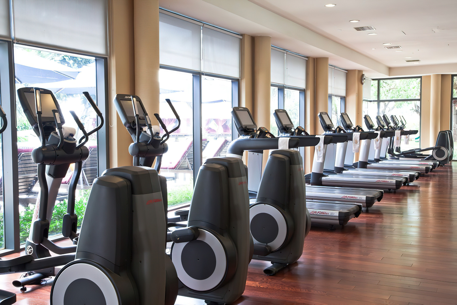 The Ritz-Carlton Jakarta, Mega Kuningan Hotel – Jakarta, Indonesia – Fitness Center Machines