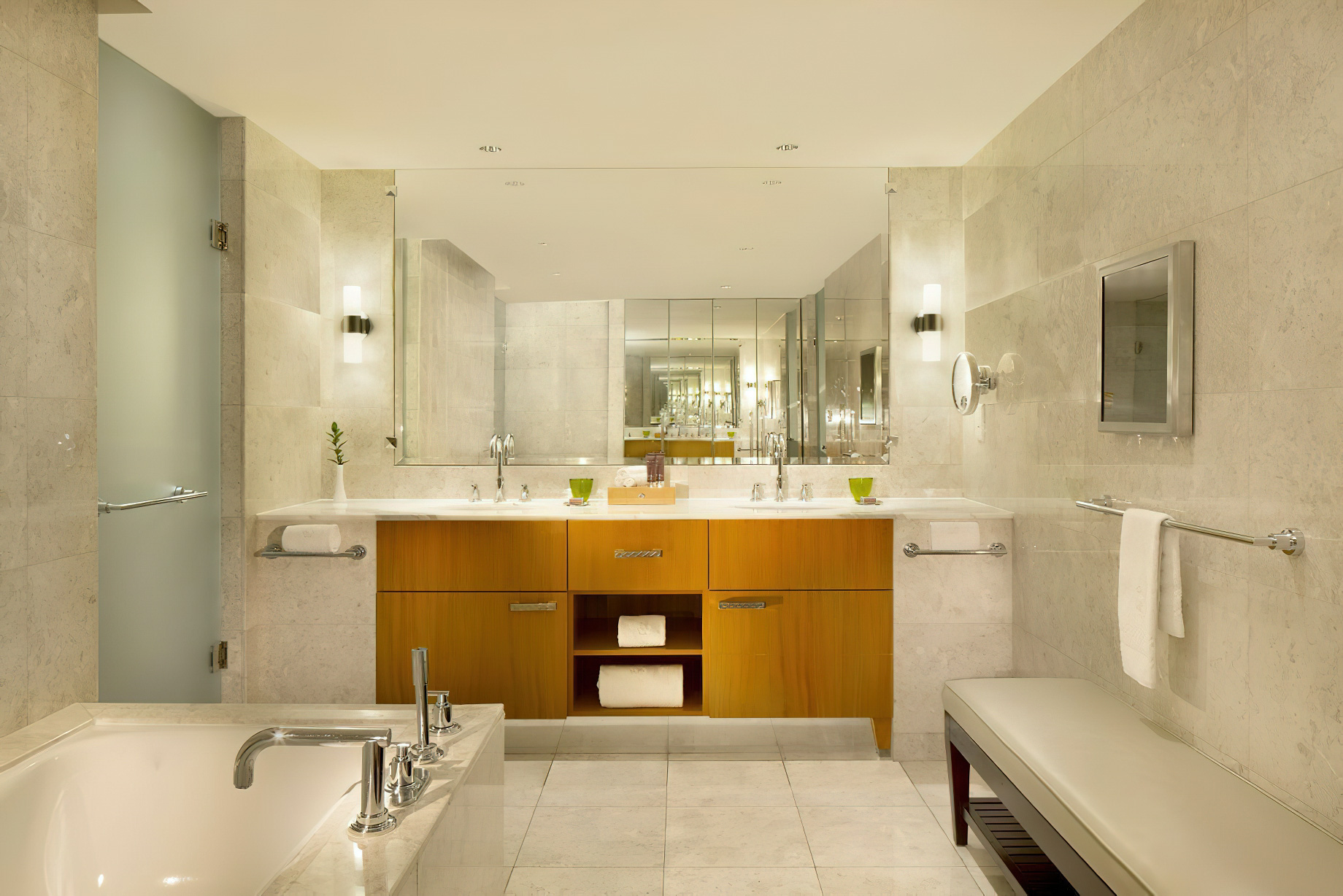 The Ritz-Carlton, Dubai International Financial Centre Hotel – UAE – Junior Suite Bathroom