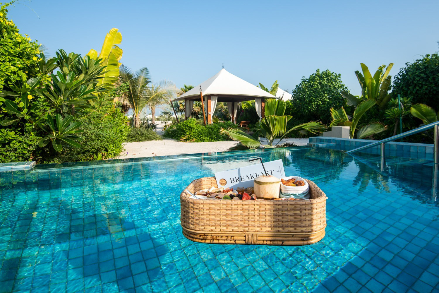 The Ritz-Carlton Ras Al Khaimah, Al Hamra Beach Hotel – UAE – Pool Floating Breakfast