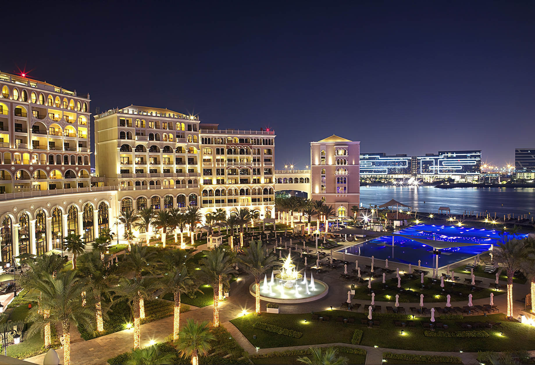 The ritz carlton abu dhabi. Абу Даби Ritz Carlton. Ritz Carlton Abu Dhabi Hotel. Ritz Carlton Abu Dabi. The Ritz Carlton Abu Dhabi, Grand canal.
