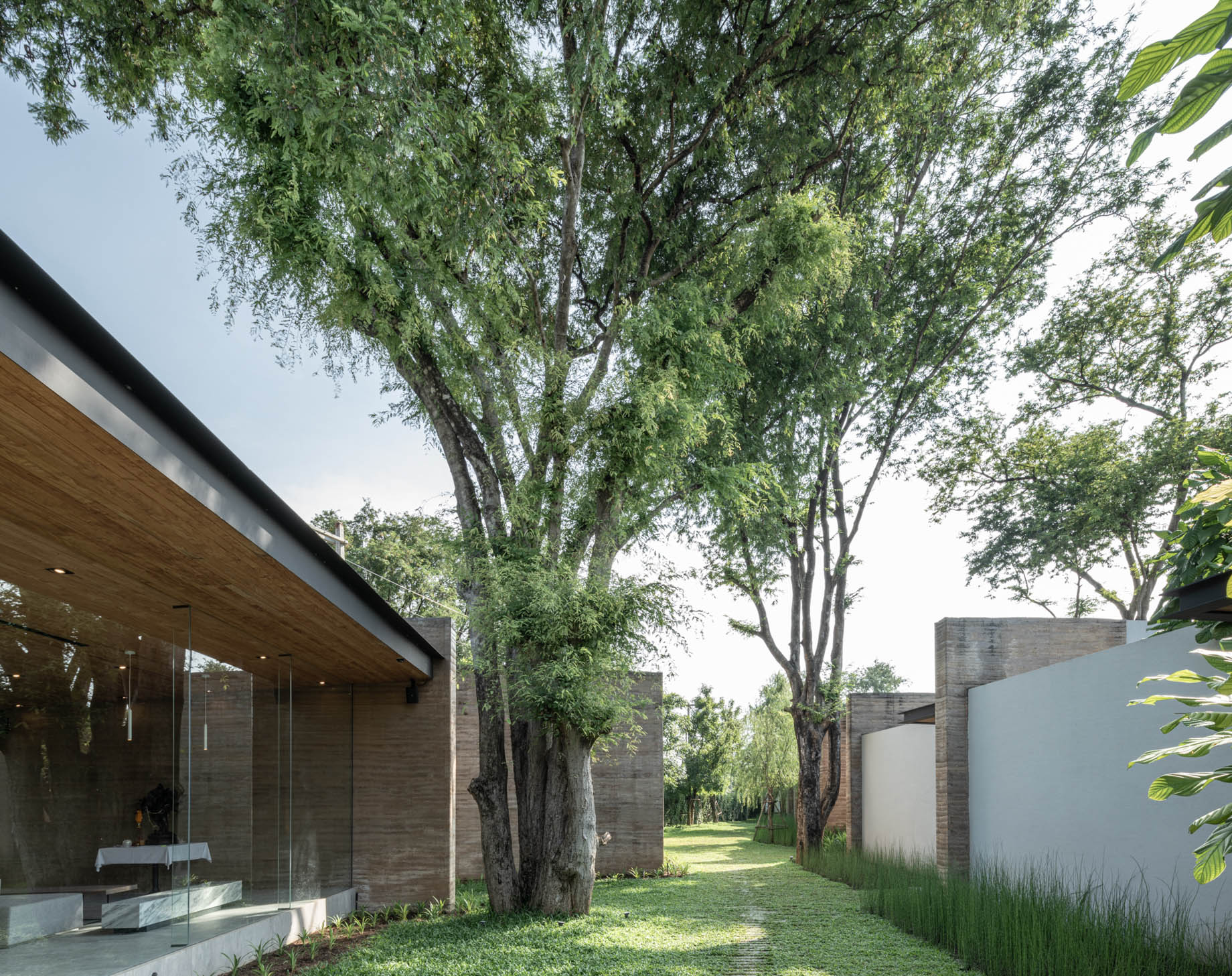 Tara Villa Riverkwai Resort – Kanchanaburi, Thailand – Exterior Lawn