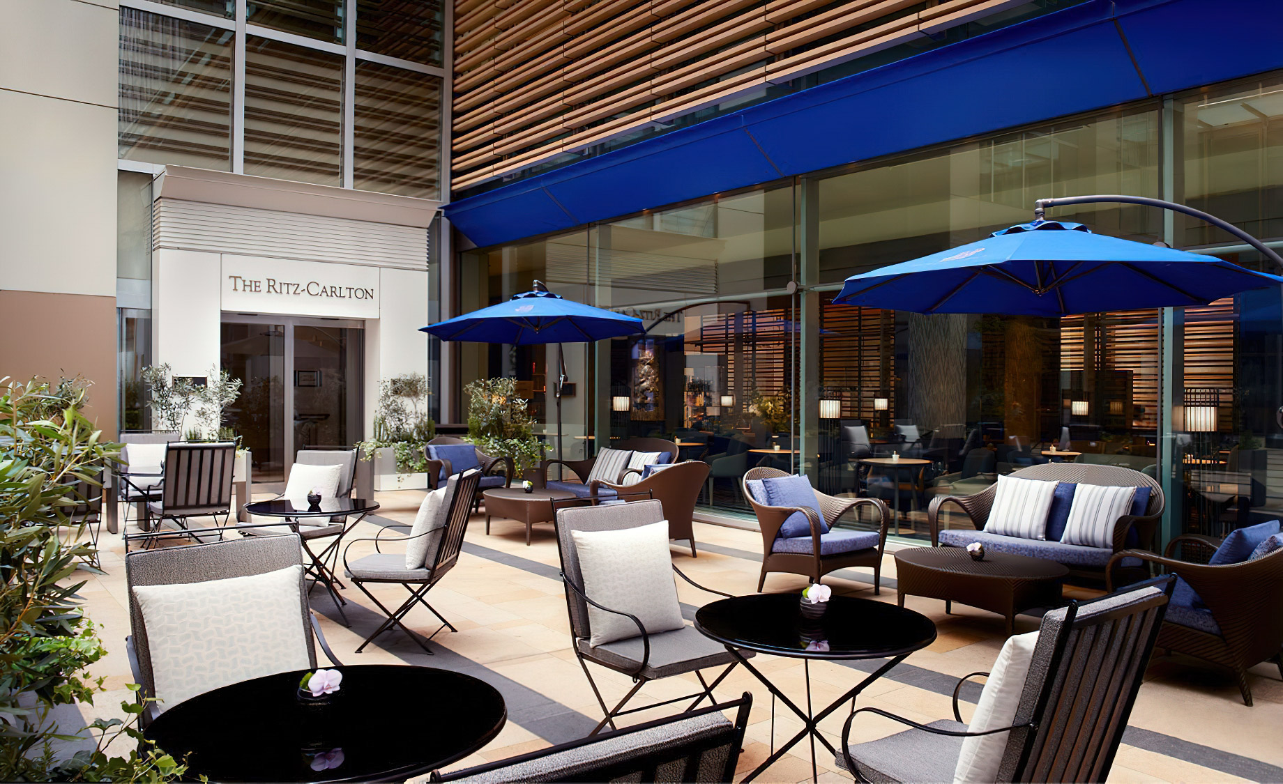 The Ritz-Carlton, Tokyo Hotel - Tokyo, Japan - The Ritz-Carlton Café & Deli Patio
