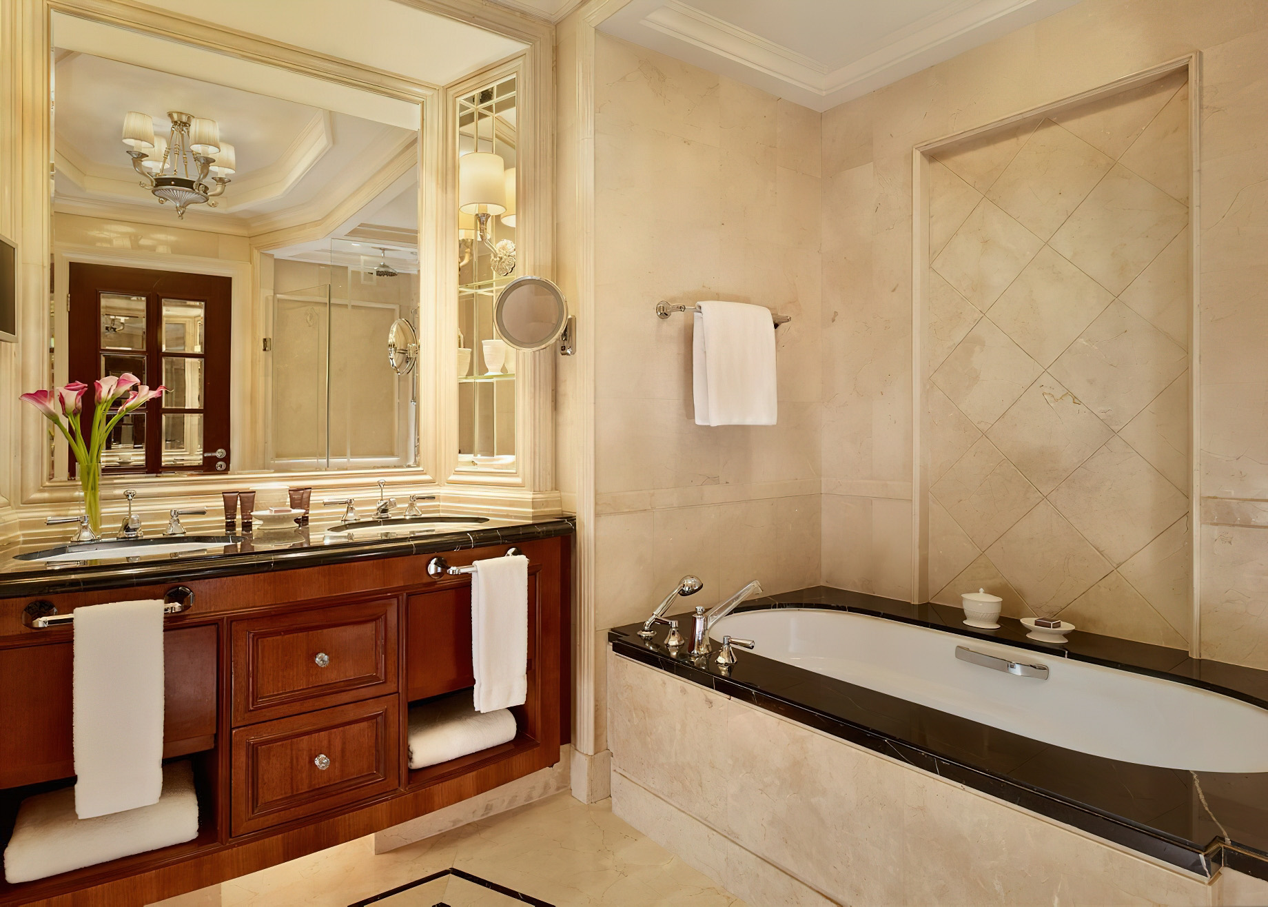 The Ritz-Carlton, Guangzhou Hotel – Guangzhou, China – Club City View Room Bathroom