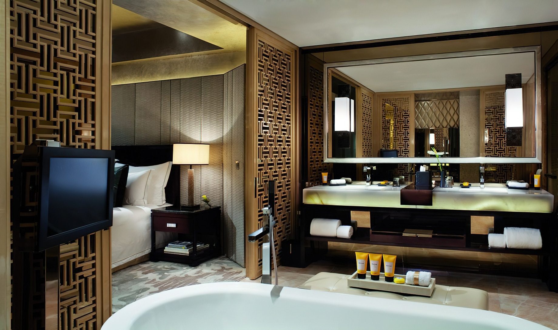 The Ritz-Carlton, Hong Kong Hotel – West Kowloon, Hong Kong – Carlton Suite Victoria Harbour Bathroom