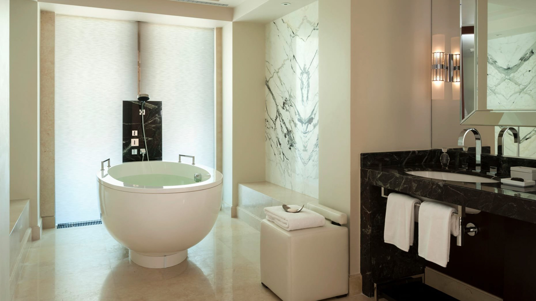 Four Seasons Hotel Moscow – Moscow, Russia – Deluxe Room Bathroom