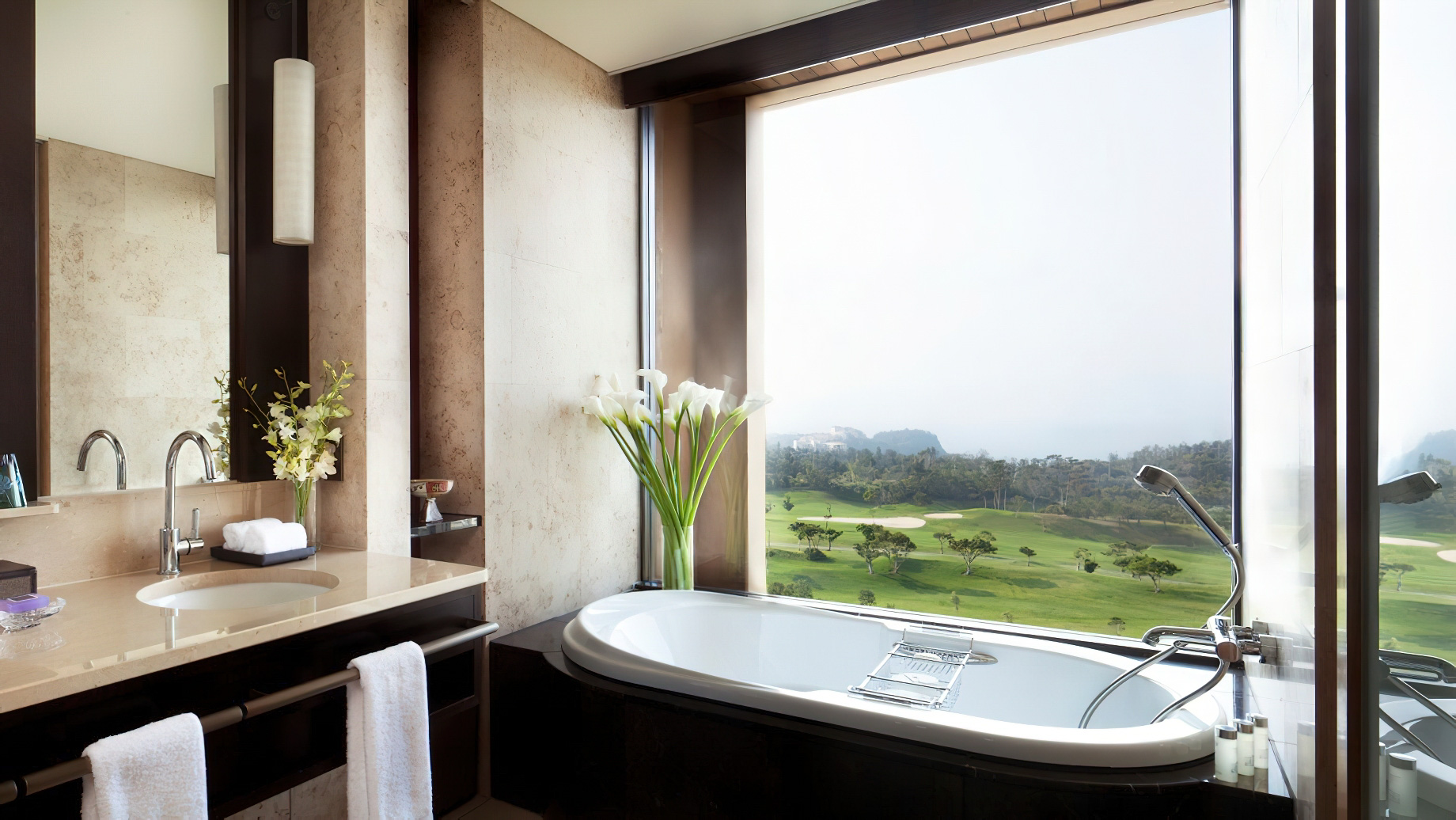 The Ritz-Carlton, Okinawa Hotel – Okinawa, Japan – Deluxe Room Bathroom