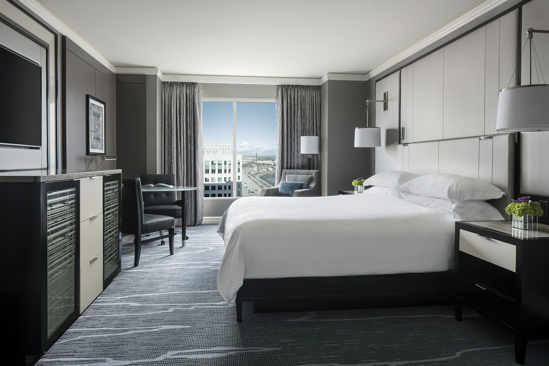 The Ritz-Carlton, Cleveland Hotel - Clevelend, OH, USA - Deluxe Guest Room