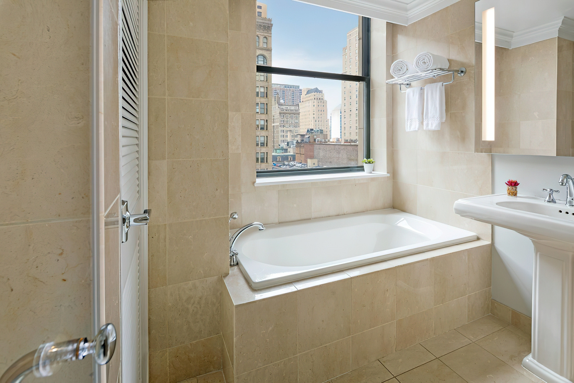 The Ritz-Carlton, Philadelphia Hotel – Philadelphia, PA, USA – One Bedroom Suite Lower Floor Bathroom