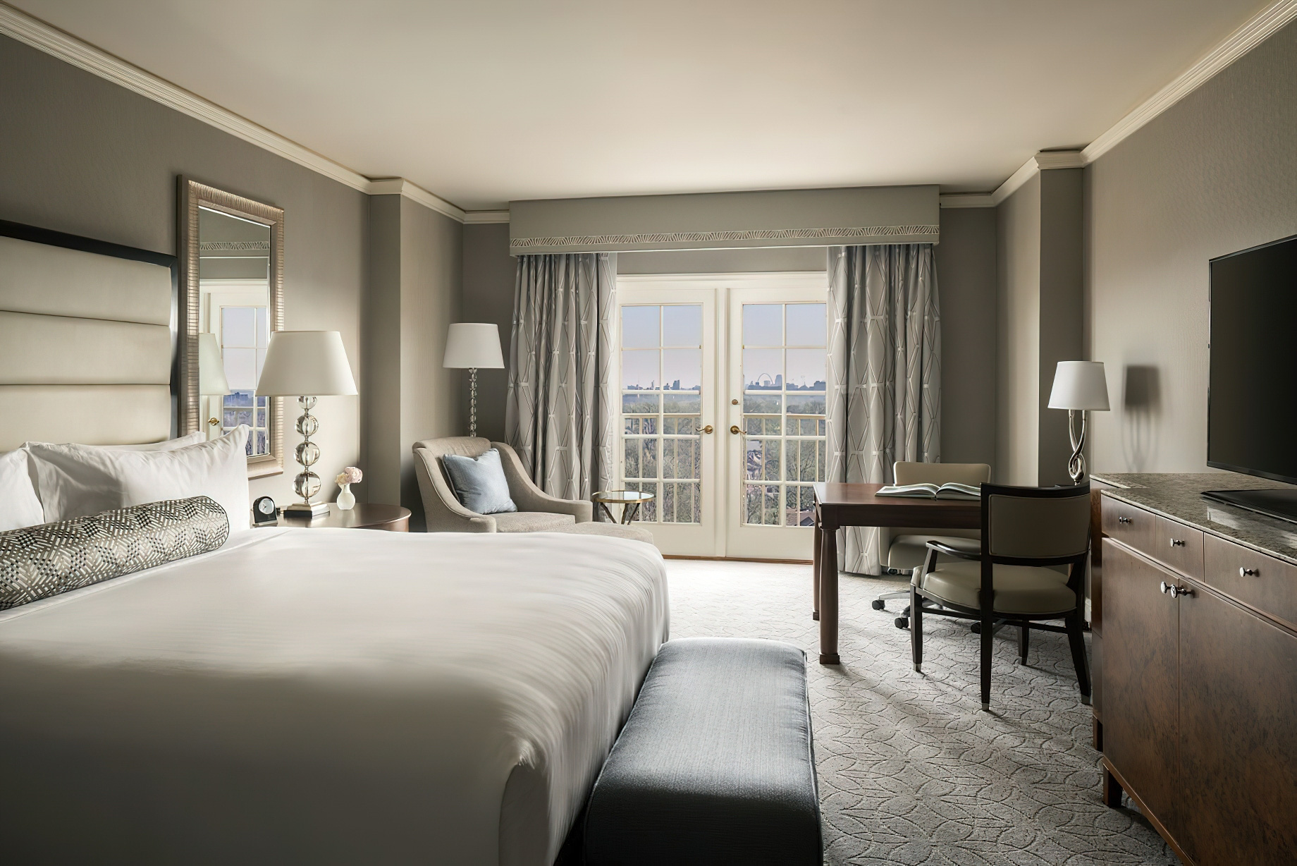 The Ritz-Carlton, St. Louis Hotel - St. Louis, MO, USA - Ritz-Carlton Apartment Bedroom