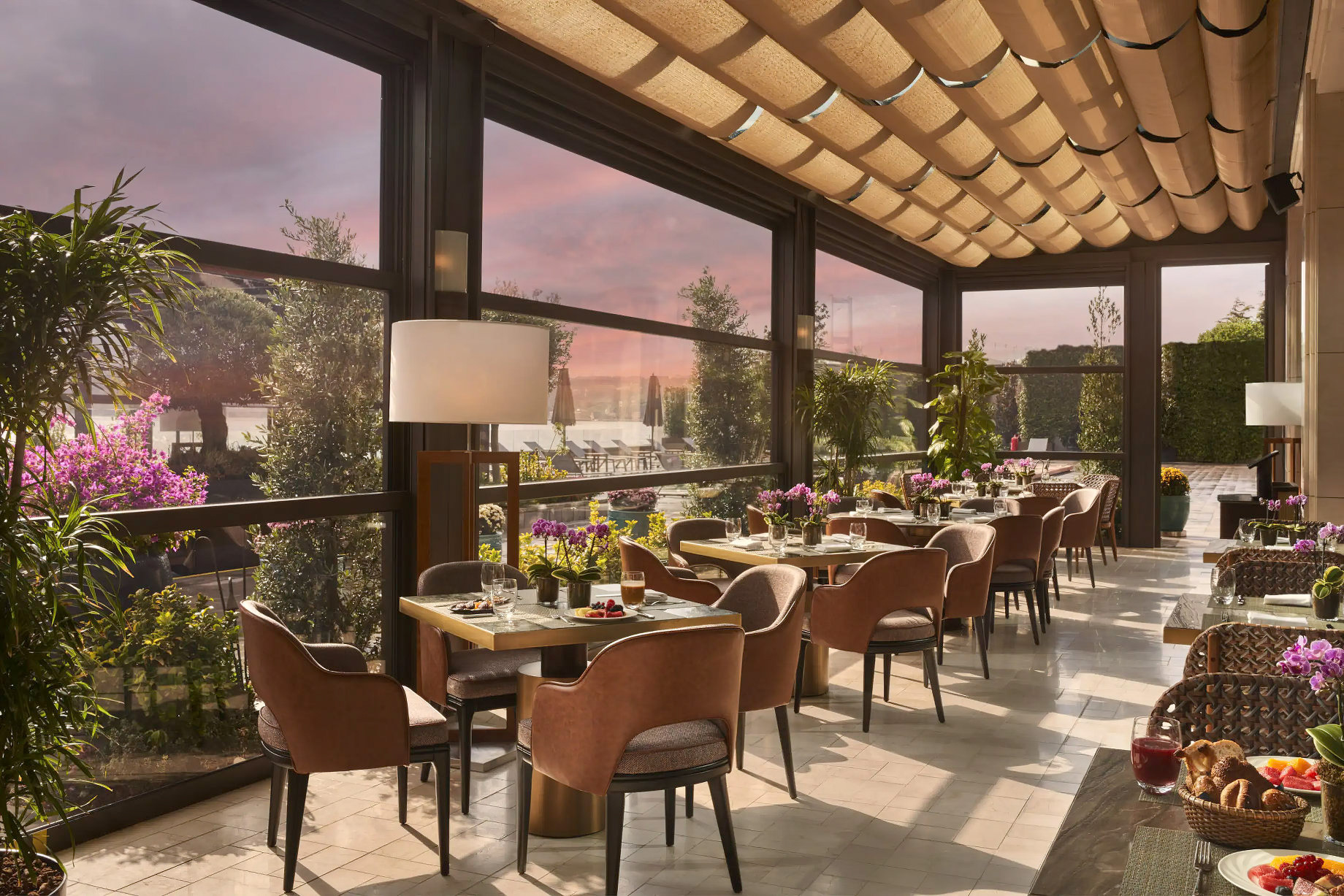 Mandarin Oriental Bosphorus, Istanbul Hotel – Istanbul, Turkey – Novikov Pool Bar